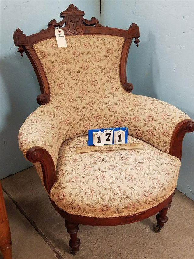 VICT. WALNUT UPHOLS. CHAIR (1 of 3)