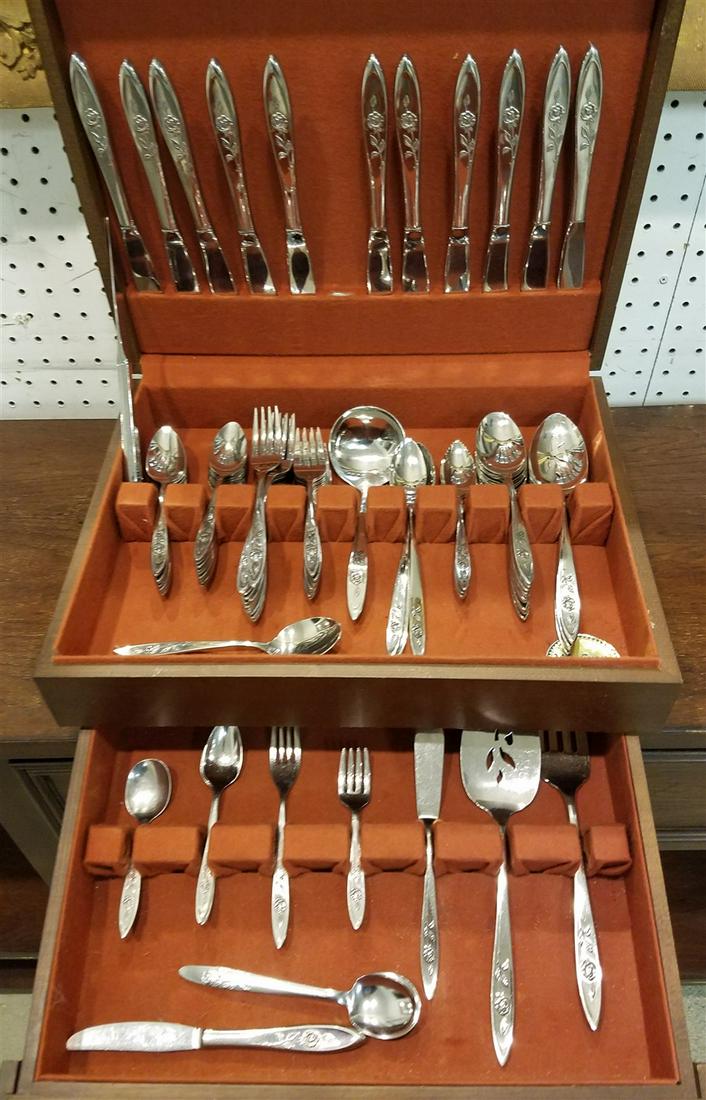 BXD ONEIDA STAINLESS FLATWARE SERVICE FOR 12 (1 of 4)