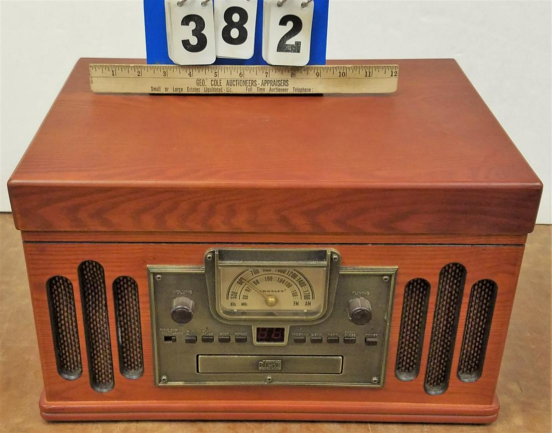 CROSLEY TURNTABLE/RADIO (1 of 2)
