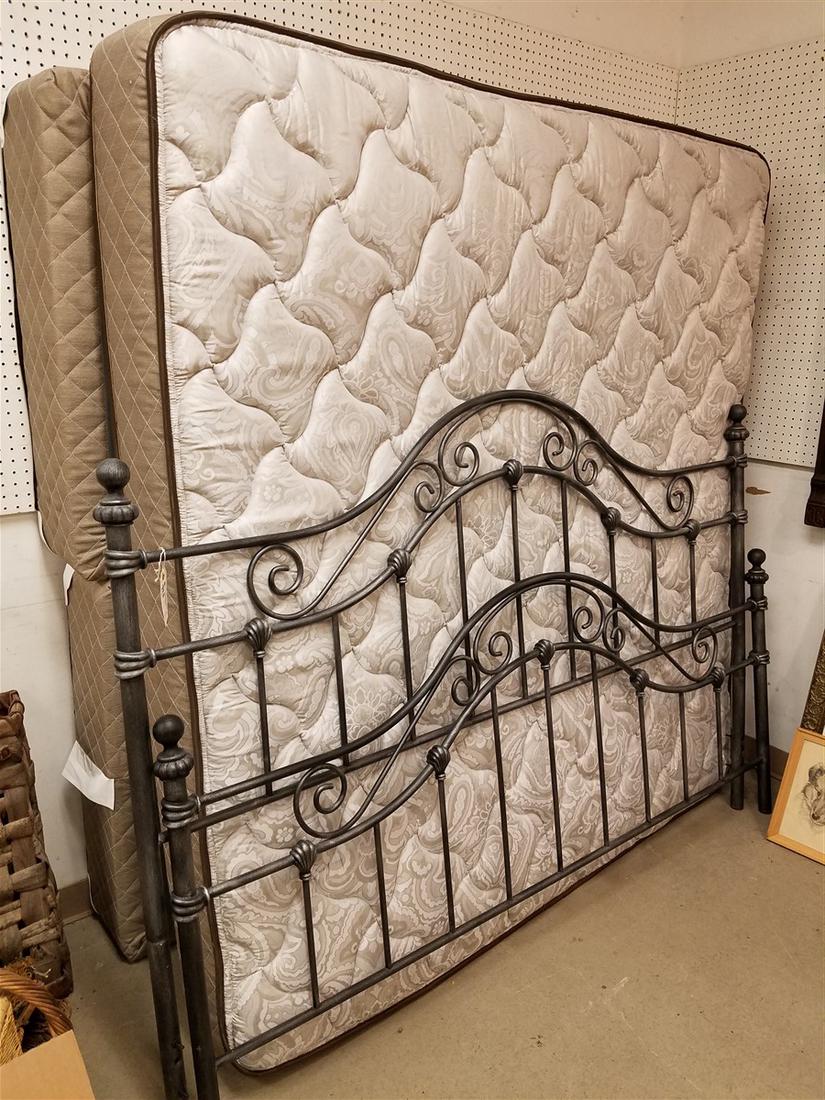 METAL KING SIXE BED W. NEW MATTRESS & BOX SPRING: METAL KING SIXE BED W. NEW MATTRESS & BOX SPRING