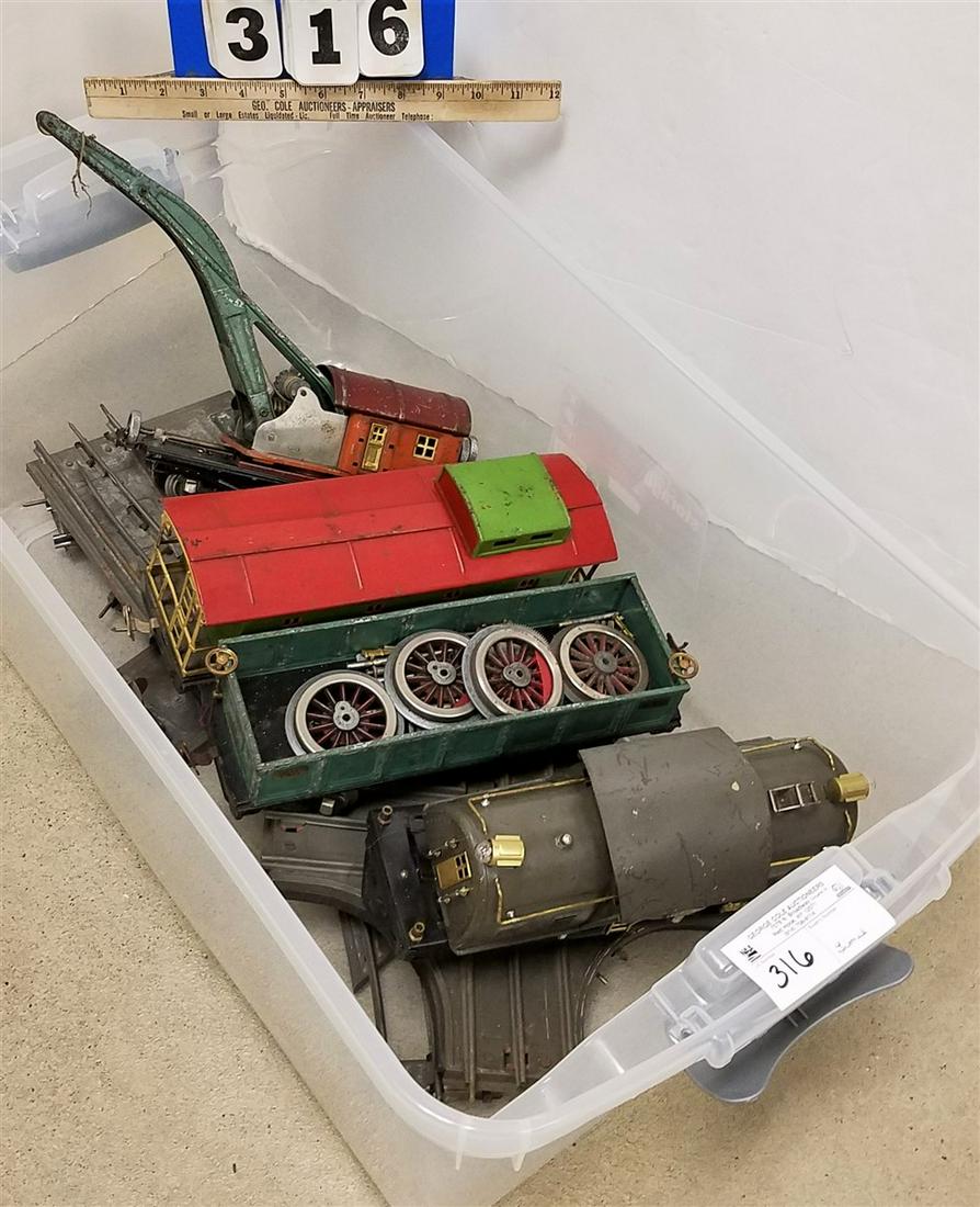 TUB LIONEL TRAIN SET W/ ENGINE IOE, CRANE CAR #810, CAR (1 of 9)