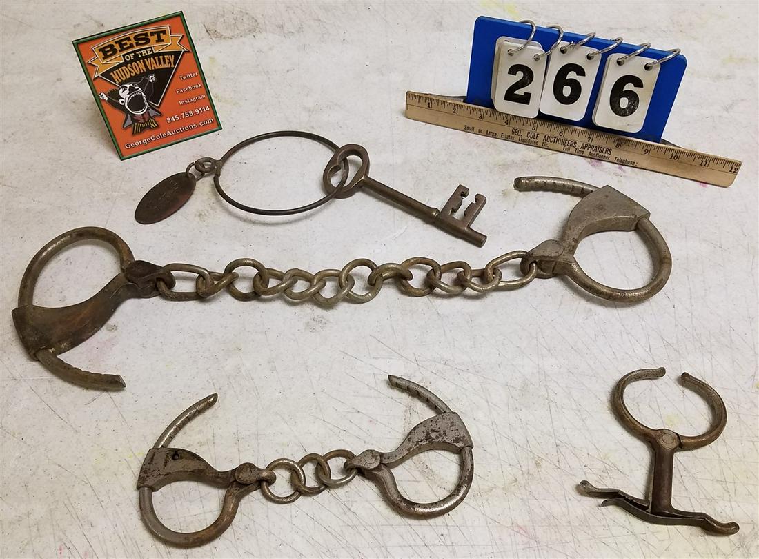 SM. TRAY VINTAGE CUFS, SHACKLE, JAIL HOUSE CELL KEY (1 of 1)