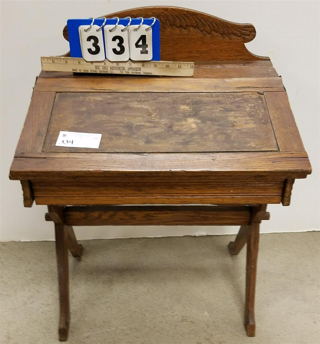 CHILD'S OAK SLANT FRONT DESK, 25.5"H X 19.5"W X 15"D: CHILD'S OAK SLANT FRONT DESK, 25.5"H X 19.5"W X 15"D