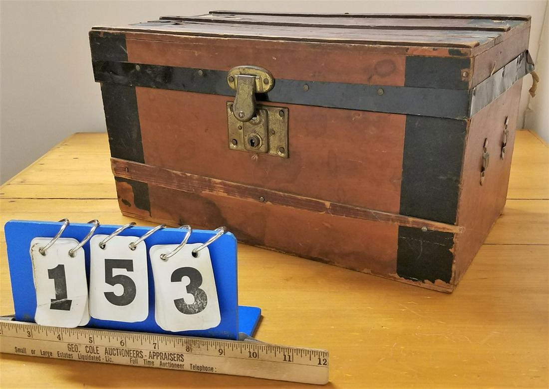 DOLL TRUNK W/ STEREOPTICON + 162 VIEW CARDS (1 of 6)