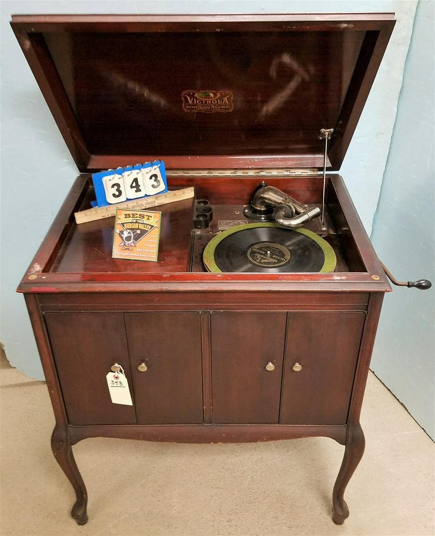 VICTOR MAHOG. CABINET VICTROLA, 30"H X 28"W X 20.5"D: VICTOR MAHOG. CABINET VICTROLA, 30"H X 28"W X 20.5"D