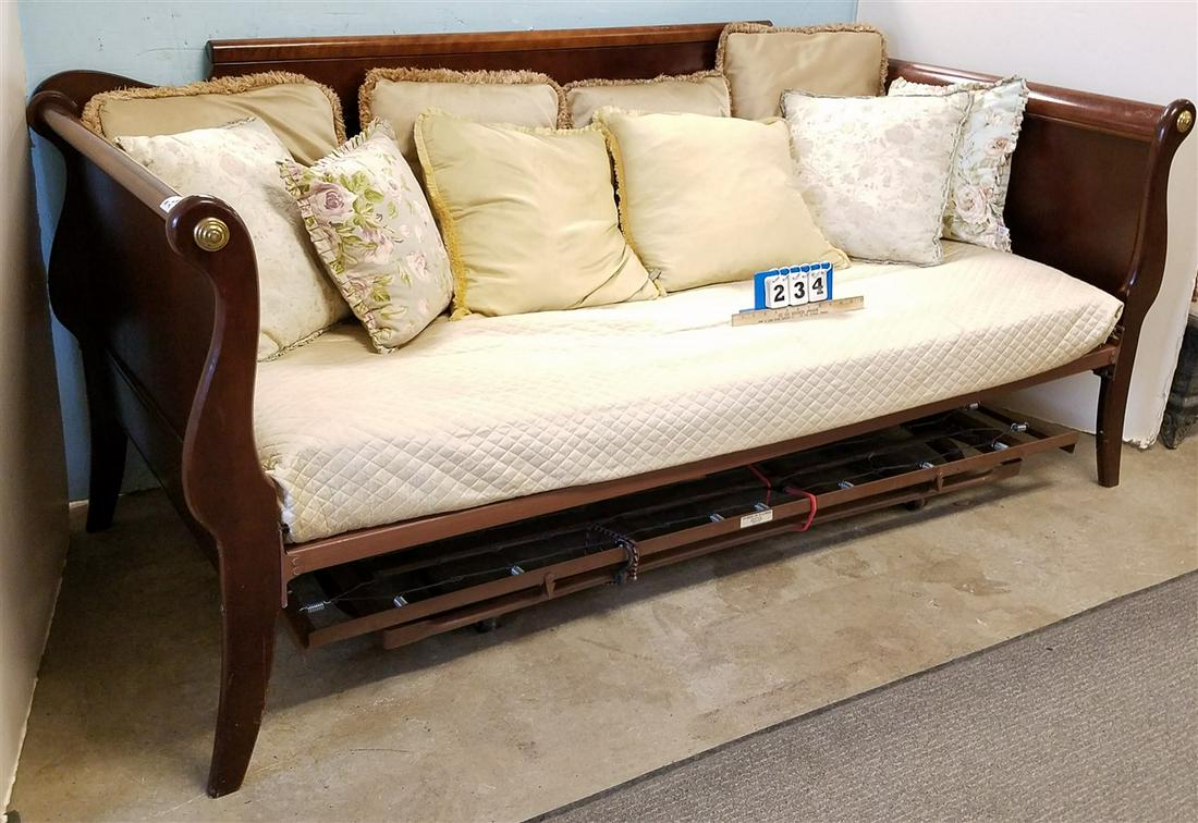 MAHOG. DAY TRUNDLE BED (1 of 2)