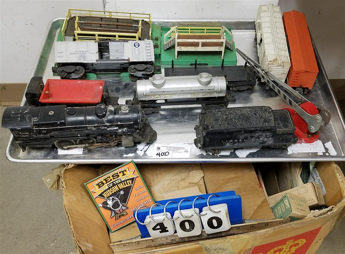 BOX LIONEL TRAIN SET, ENGINE # 2025 + ACCESSORIES (1 of 5)