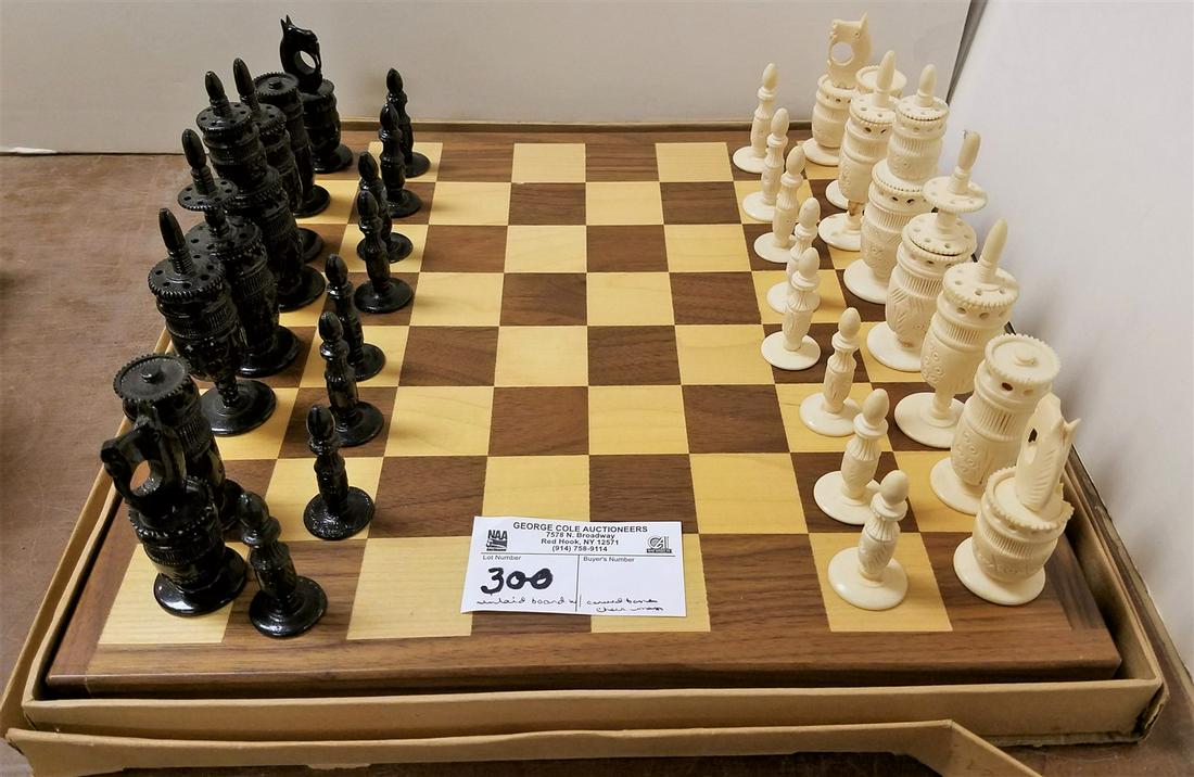 INLAID CHESS BOARD &DECORATIVE MEN: INLAID CHESS BOARD &DECORATIVE MEN