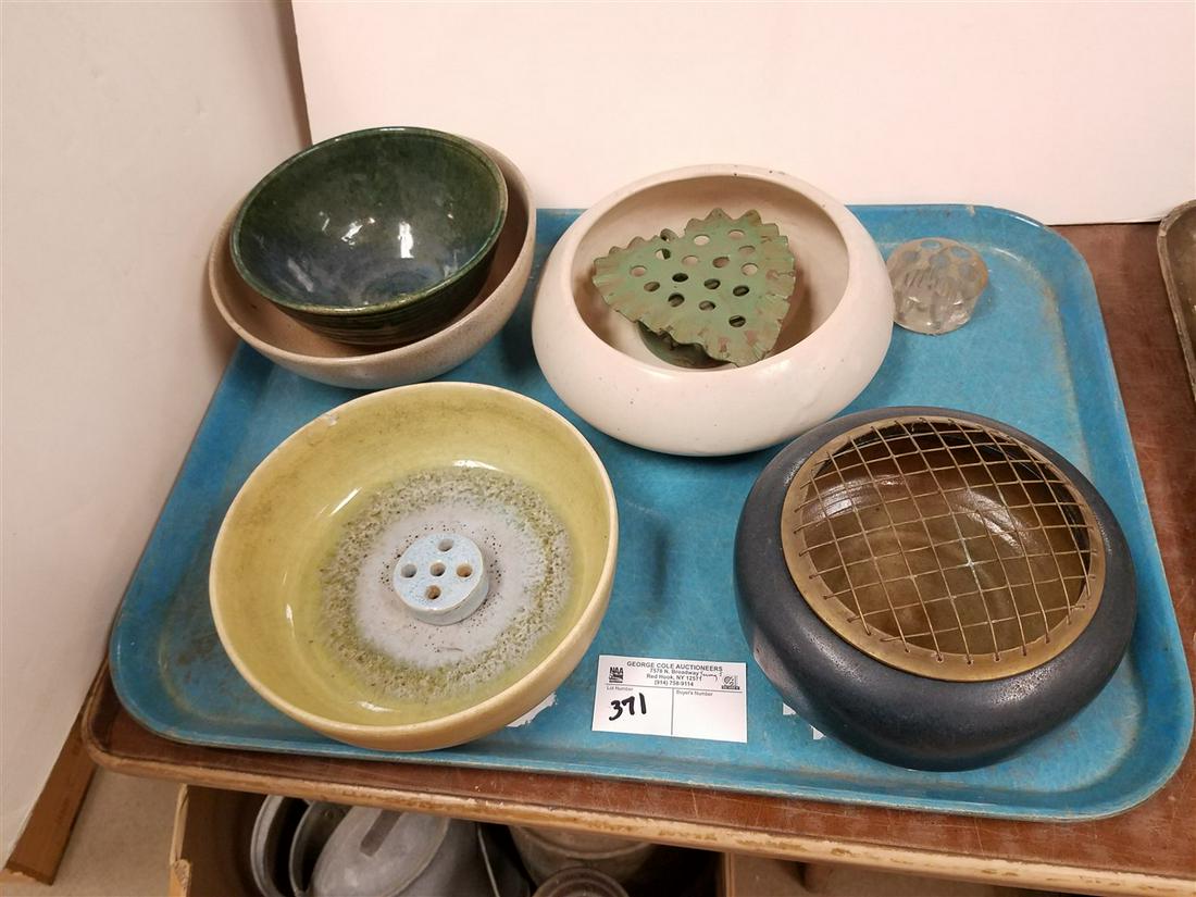 TRAY OF POTTERY BOWLS, MARBLEHEAD (CRACKED), PETERSHAM: TRAY OF POTTERY BOWLS, MARBLEHEAD (CRACKED), PETERSHAM (CHIPPED), ETC.
