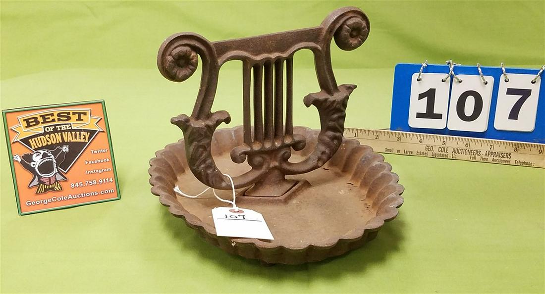 CAST IRON BOOT SCRAPE, 8"H X 11"W X 9.5"D: CAST IRON BOOT SCRAPE, 8"H X 11"W X 9.5"D