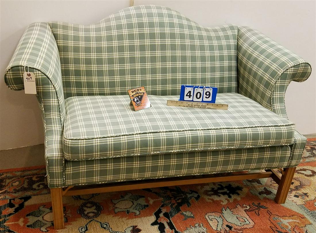 CHIPPENDALE STYLE CAMEL BACK SETTEE, 4'10": CHIPPENDALE STYLE CAMEL BACK SETTEE, 4'10"