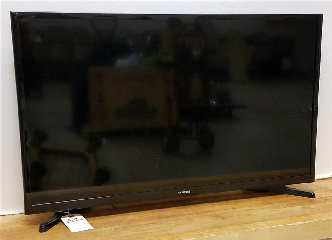 SAMSUNG FLAT SCREEN TV 31.5" (1 of 3)