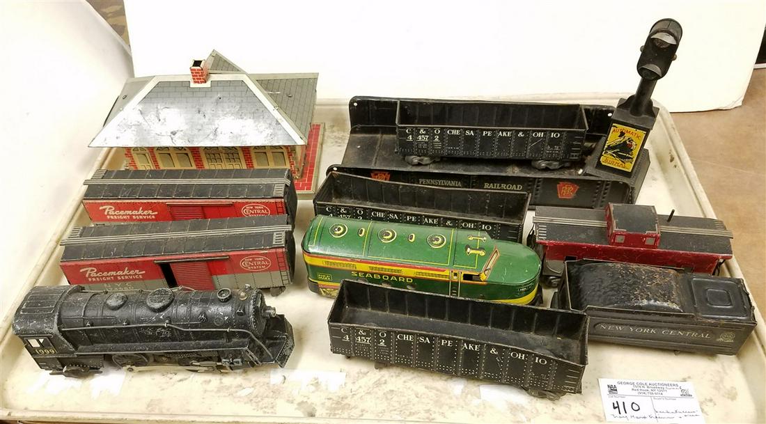 TRAY MARX TRAIN SET + ACCESSORIES (1 of 7)