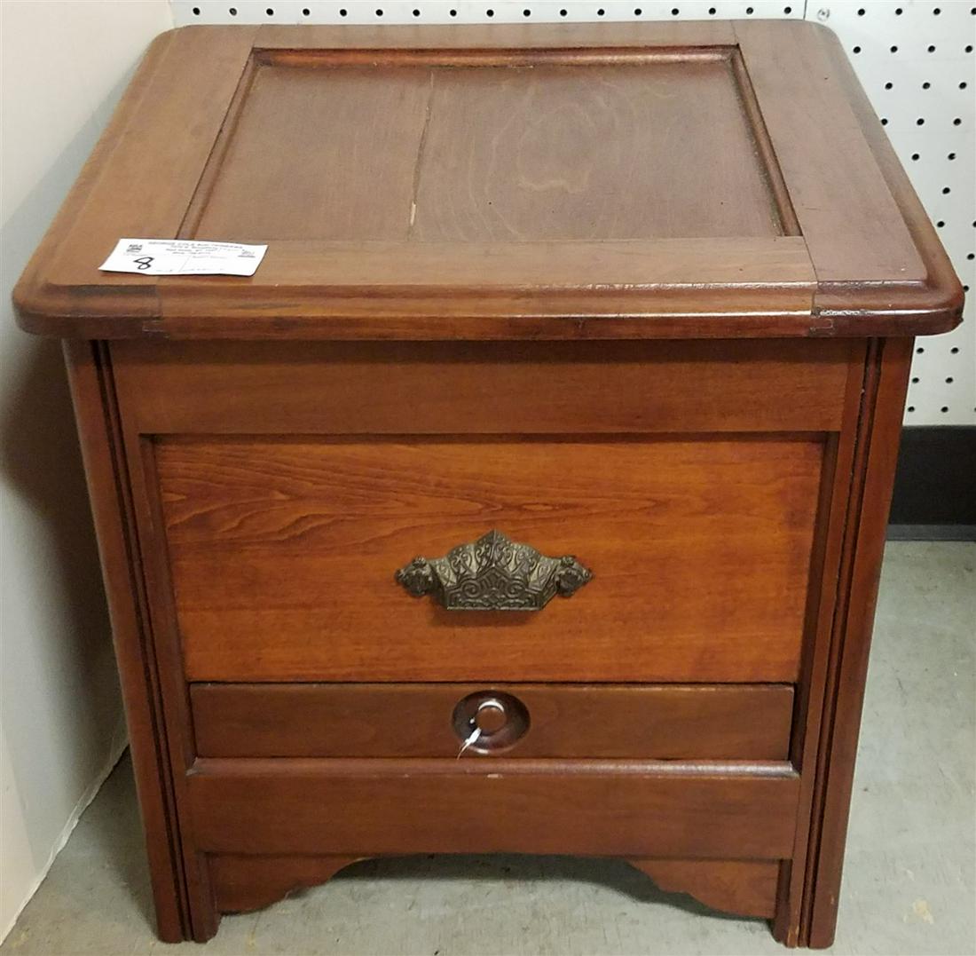 VICT. WALNUT COMMODE: VICT. WALNUT COMMODE