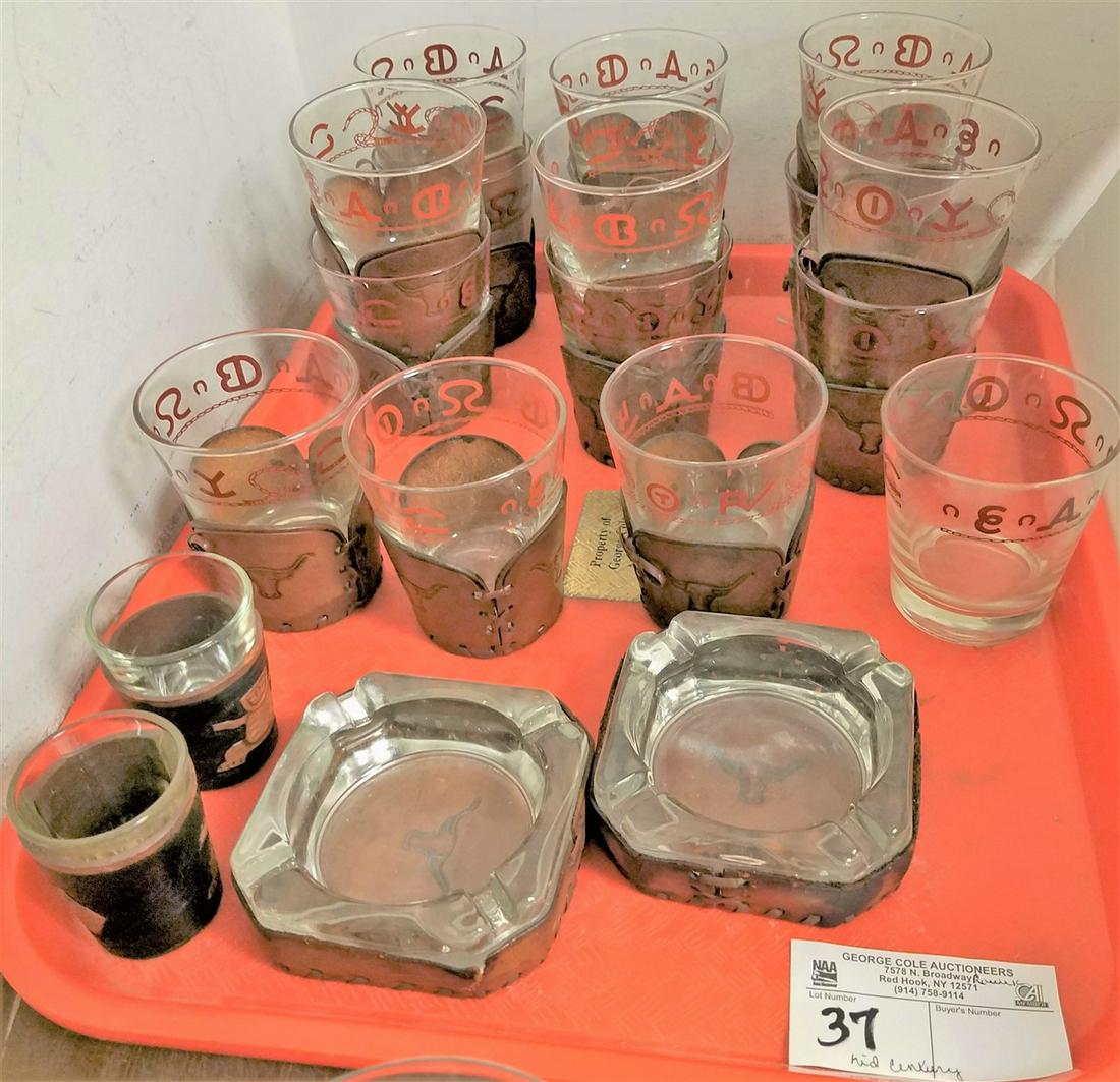 TRAY 16 MID CENTURY LIBBEY WESTERN BRAND MOTIF TUMBLERS: TRAY 16 MID CENTURY LIBBEY WESTERN BRAND MOTIF TUMBLERS W/ EMBOSSED LEATHER BASES, (1 LEATHER BASE MISSING), 2 SHOT GLASSES + 2 ASH TRAYS