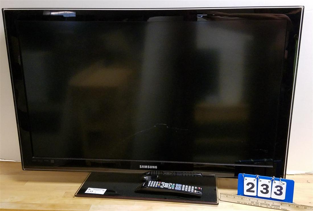 SAMSUNG 40" FLAT SCREEN TV (1 of 4)