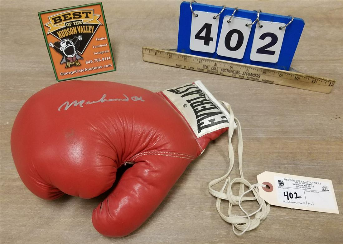 MUHAMMAD ALI AUTOG. BOXING GLOVE, NO CERT. PRESENT: MUHAMMAD ALI AUTOG. BOXING GLOVE, NO CERT. PRESENT