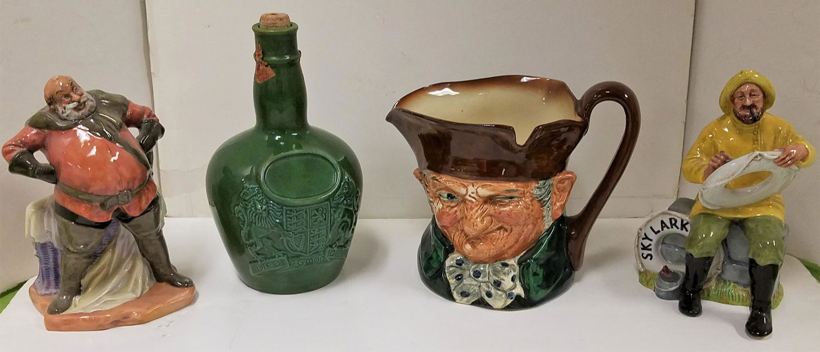 TRAY ROYAL DOULTON OLD CHARLEY PITCHER, FALSTAFF AND (1 of 5)