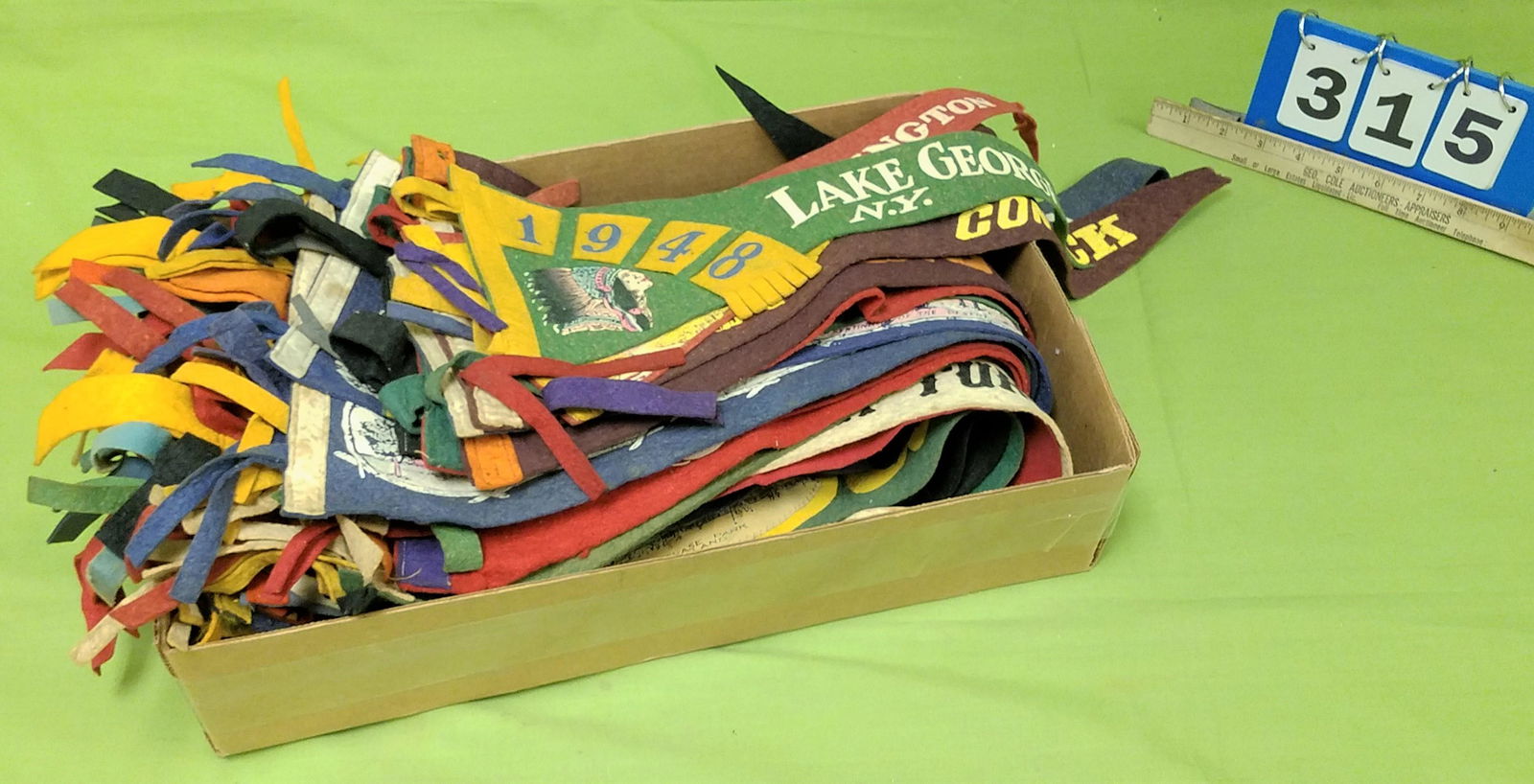 TRAY 44 VINTAGE FELT BANNERS FROM THE 40'S - 60'S (1 of 9)