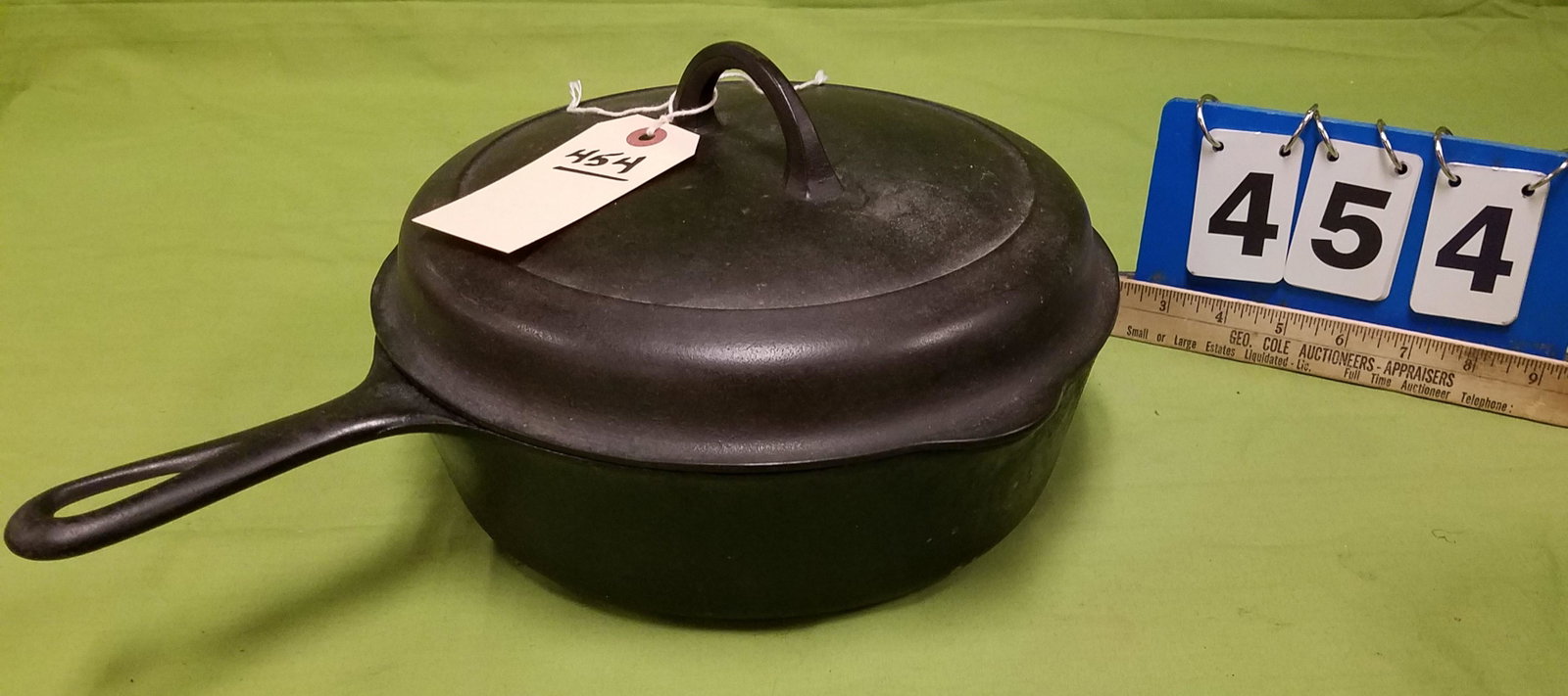 GRISWOLD CAST IRON COVERED SKILLET: GRISWOLD CAST IRON COVERED SKILLET