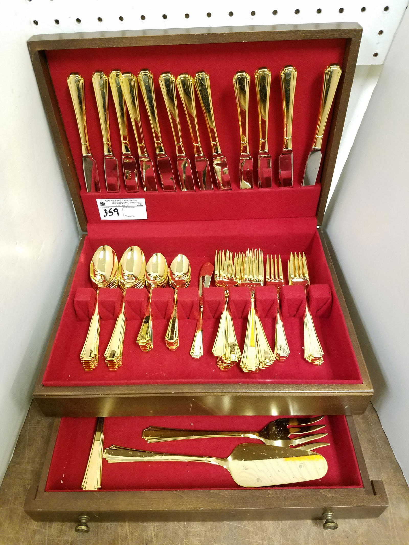 BXD SET 66 PC SUPREME CUTLERY BY TOWLE (1 of 3)