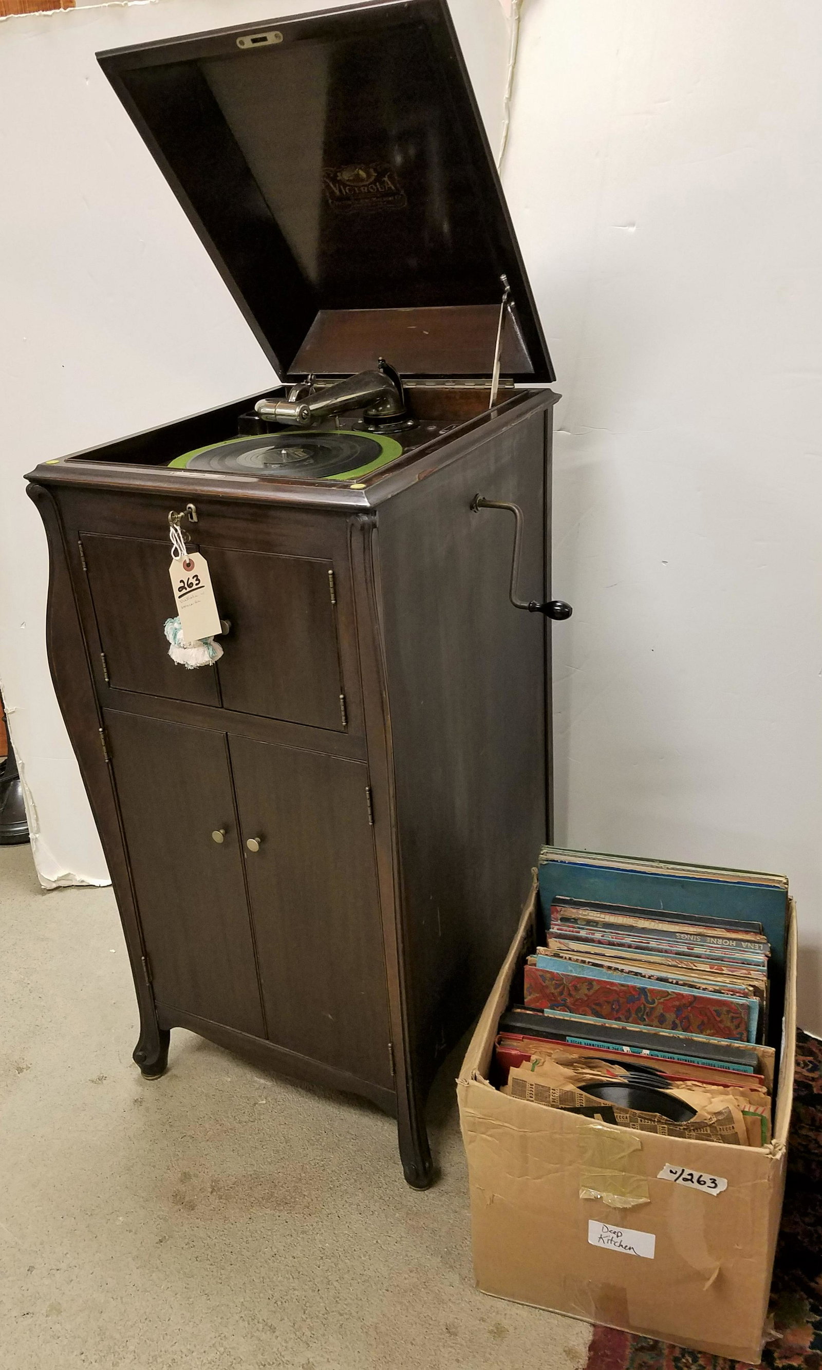 VICTOR MAHOG CABINET VICTROLA W/ BX RECORDS: VICTOR MAHOG CABINET VICTROLA W/ BX RECORDS