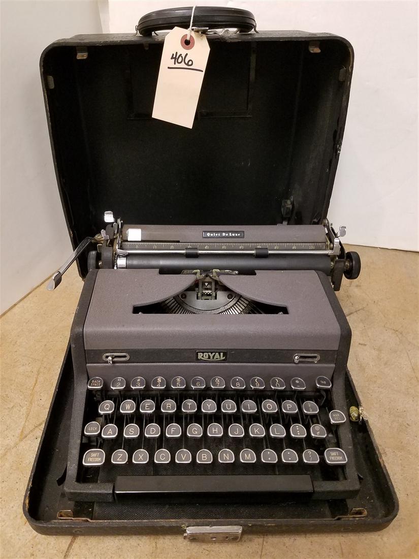 ROYAL QUIEL DELUXE TYPEWRITER (1 of 3)