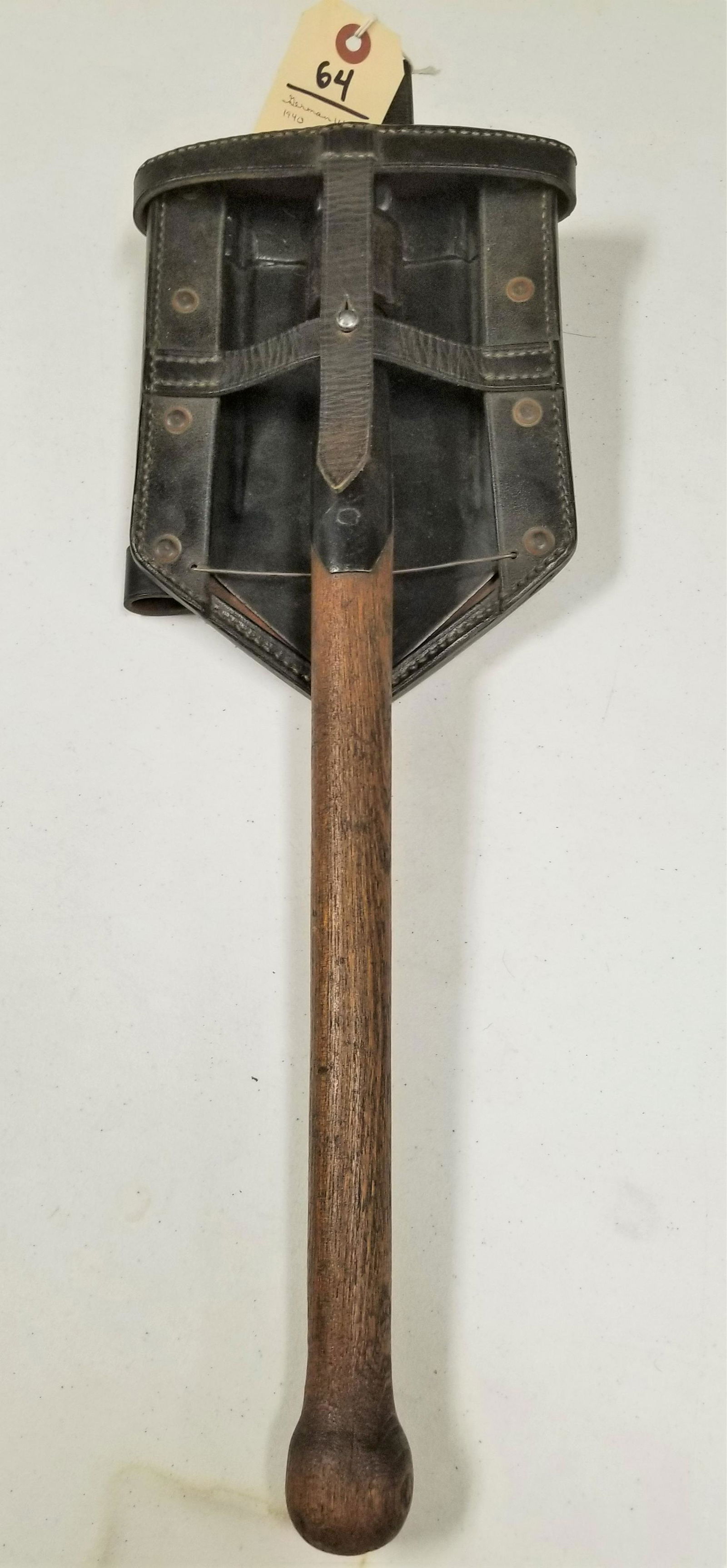 GERMAN WWII 1940 FOLDING SHOVEL W/ LEATHER CARRYING (1 of 1)