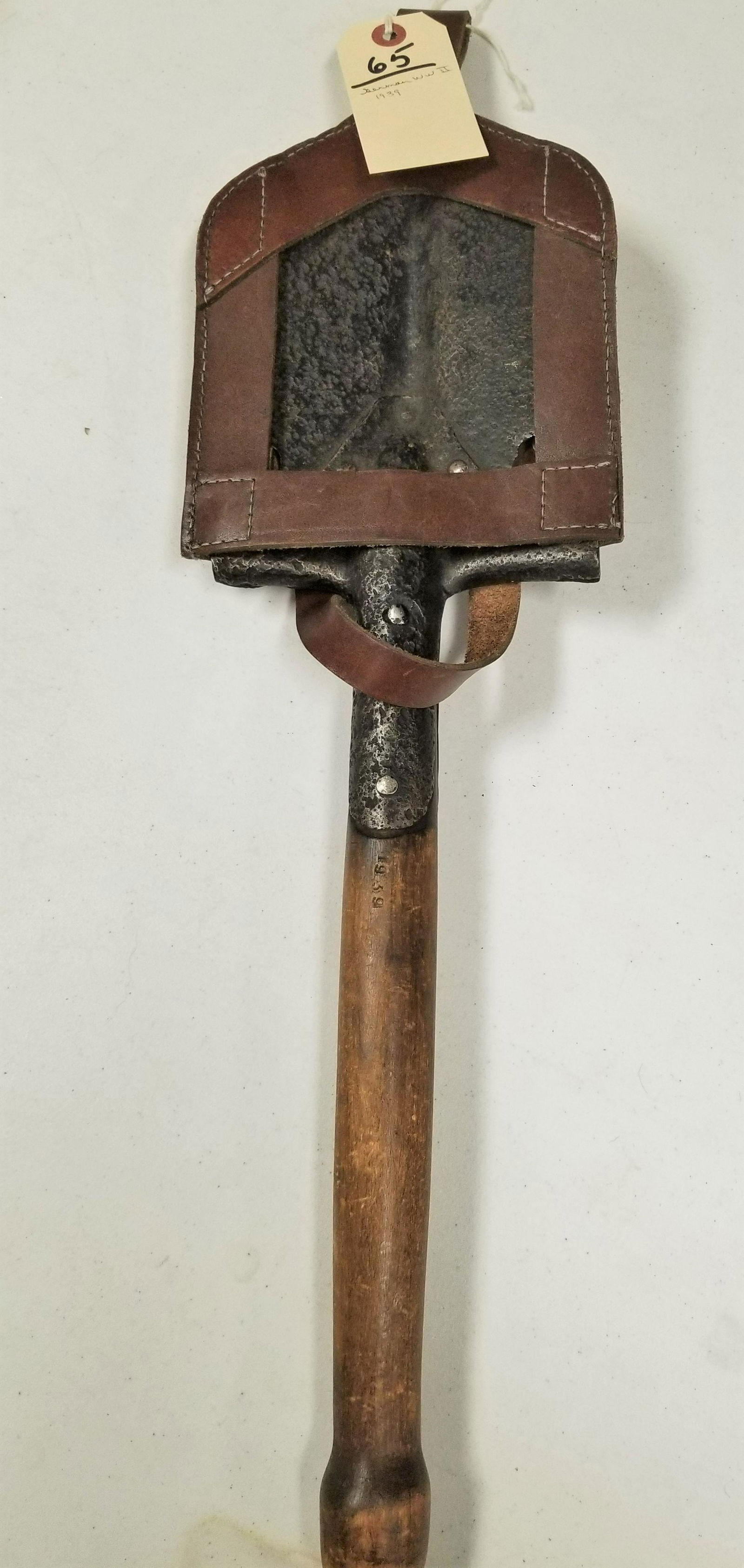 GERMAN WWII 1939 FOLDING SHOVEL W/ LEATHER CARRYING (1 of 1)