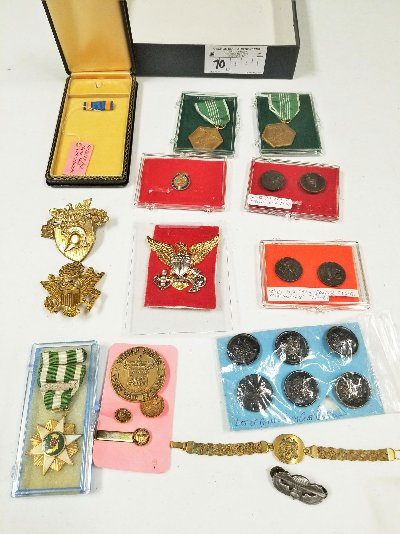 LOT U.S. PINS AND BUTTONS WWI AND WWII (1 of 1)