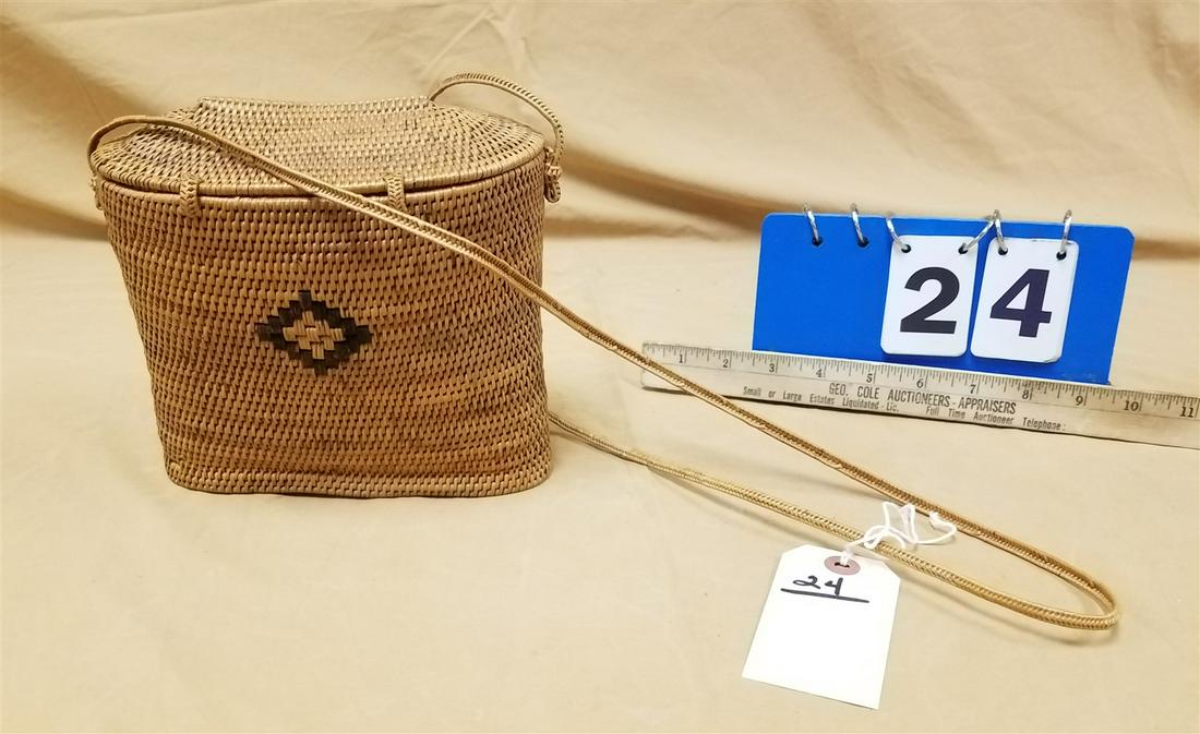 WOVEN PURSE (1 of 4)