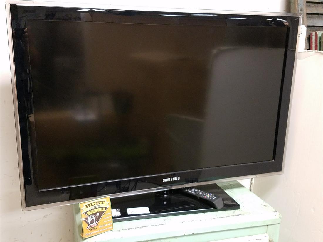 SAMSUNG FLAT SCREEN TV 40" (1 of 4)