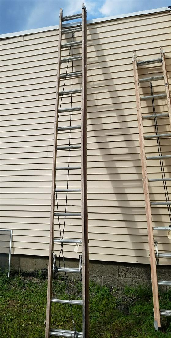 28' EXTENSION LADDER (1 of 2)