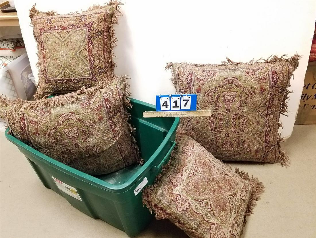 TUB 4 PILLOWS: TUB 4 PILLOWS