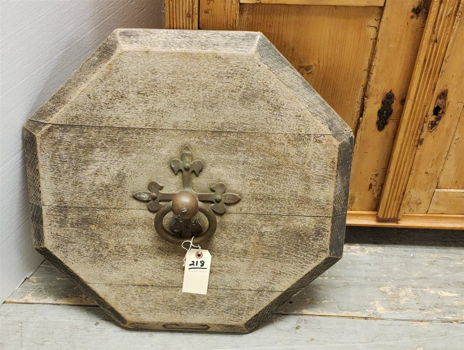 OAK OCTAGONAL LID W/ BRASS HARDWARE 223 1/2" DIAM X 6"H: OAK OCTAGONAL LID W/ BRASS HARDWARE 223 1/2" DIAM X 6"H
