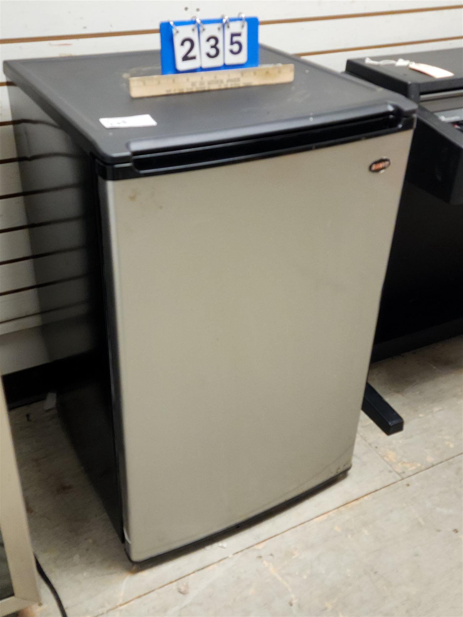 SANYO FRIG 34"H X 21 1/4"W X 21"D: SANYO FRIG 34"H X 21 1/4"W X 21"D