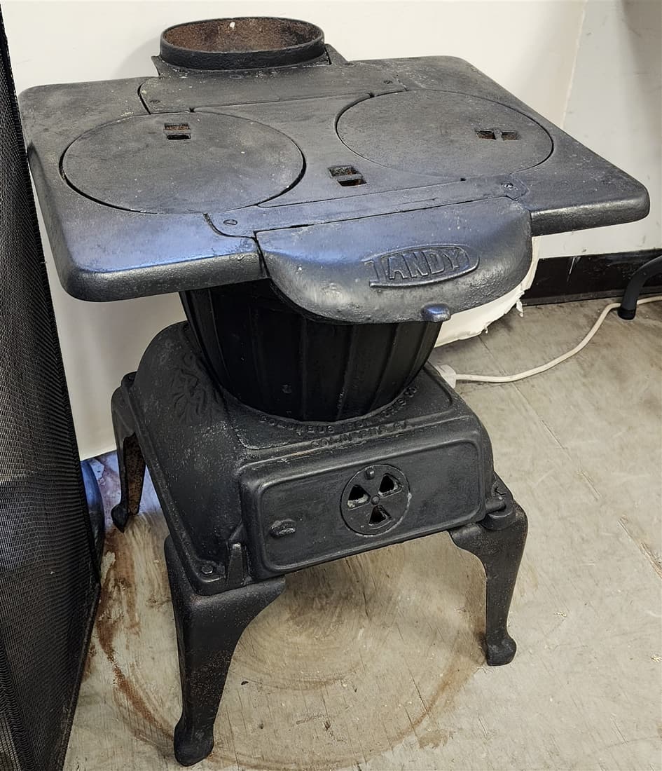 DANDY CAST IRON STOVE 24"H X 20"W X 22"D: DANDY CAST IRON STOVE 24"H X 20"W X 22"D