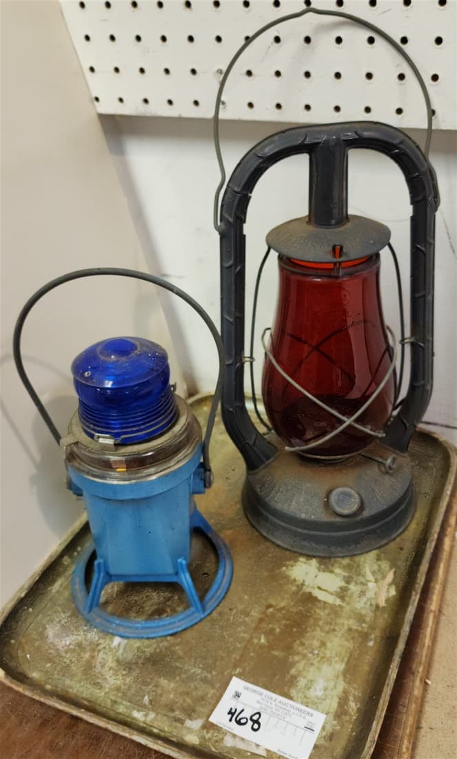 TRAY DIETZ MONARCH RR LANTERN AND STARLITE TRANSISTORIZED WARNING LIGHT (1 of 2)