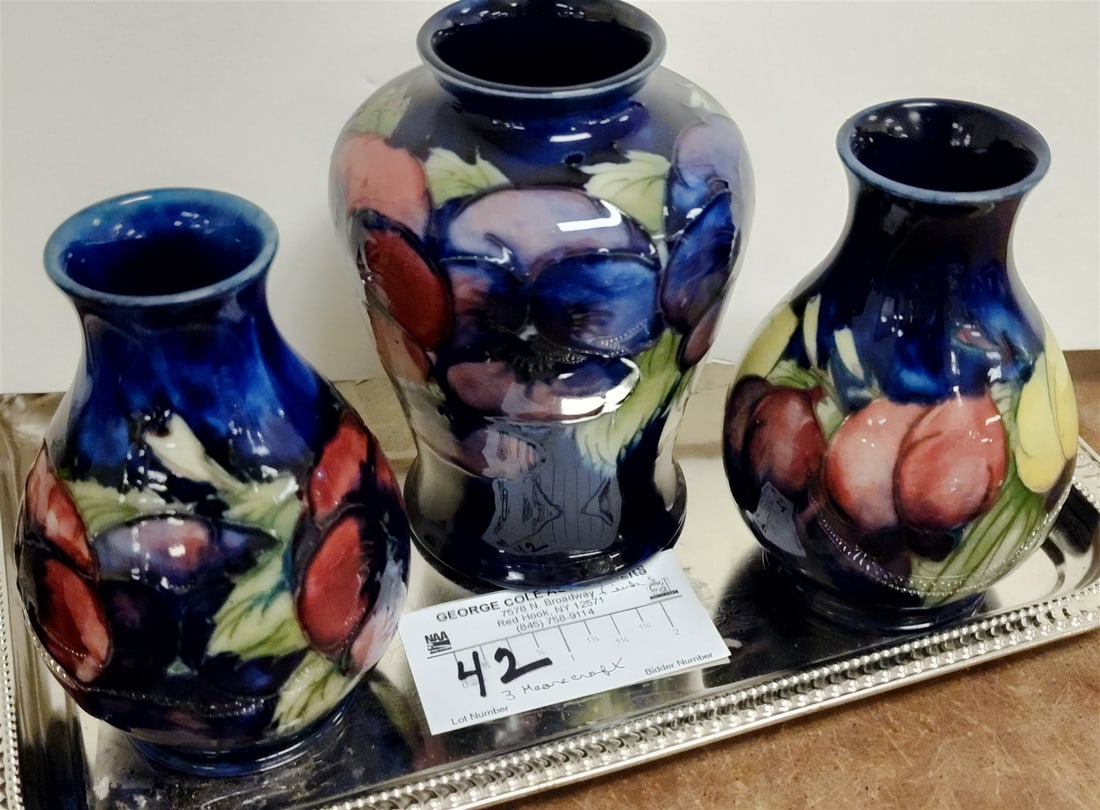TRAY 3 MOORECRAFT VASES 5-1/4" AND 2 4-1/2": TRAY 3 MOORECRAFT VASES 5-1/4" AND 2 4-1/2"