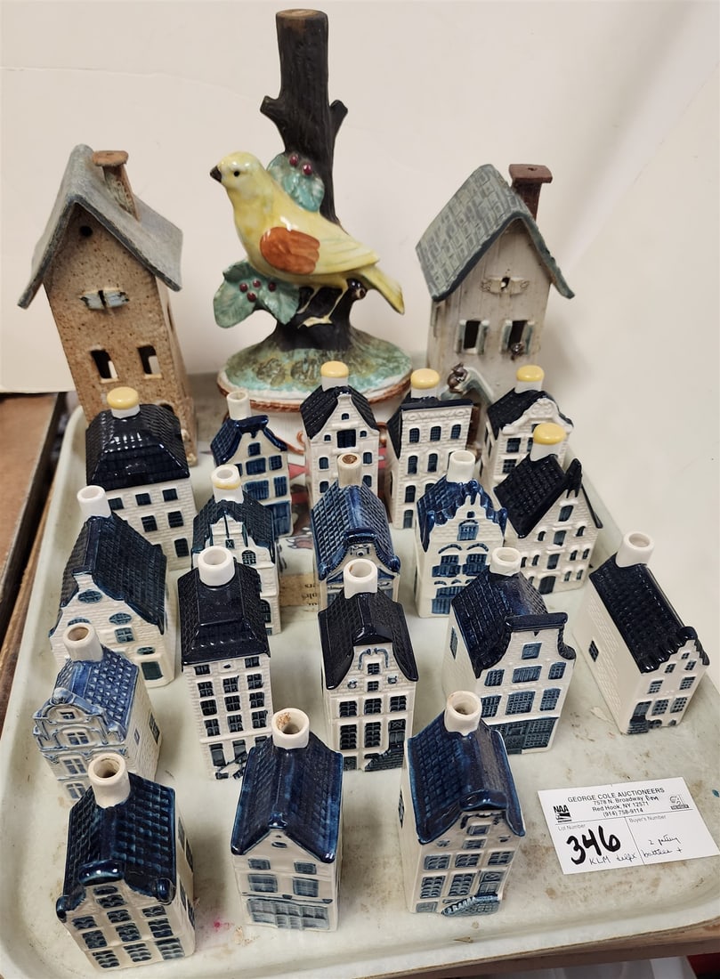 TRAY 18 KLM HENKES DISTILLERIES HOLLAND BLUE DELF MINI HOUSE BOTTLES 3" TO 4 1/2" & 2 POTTERY HOUSES (1 of 7)