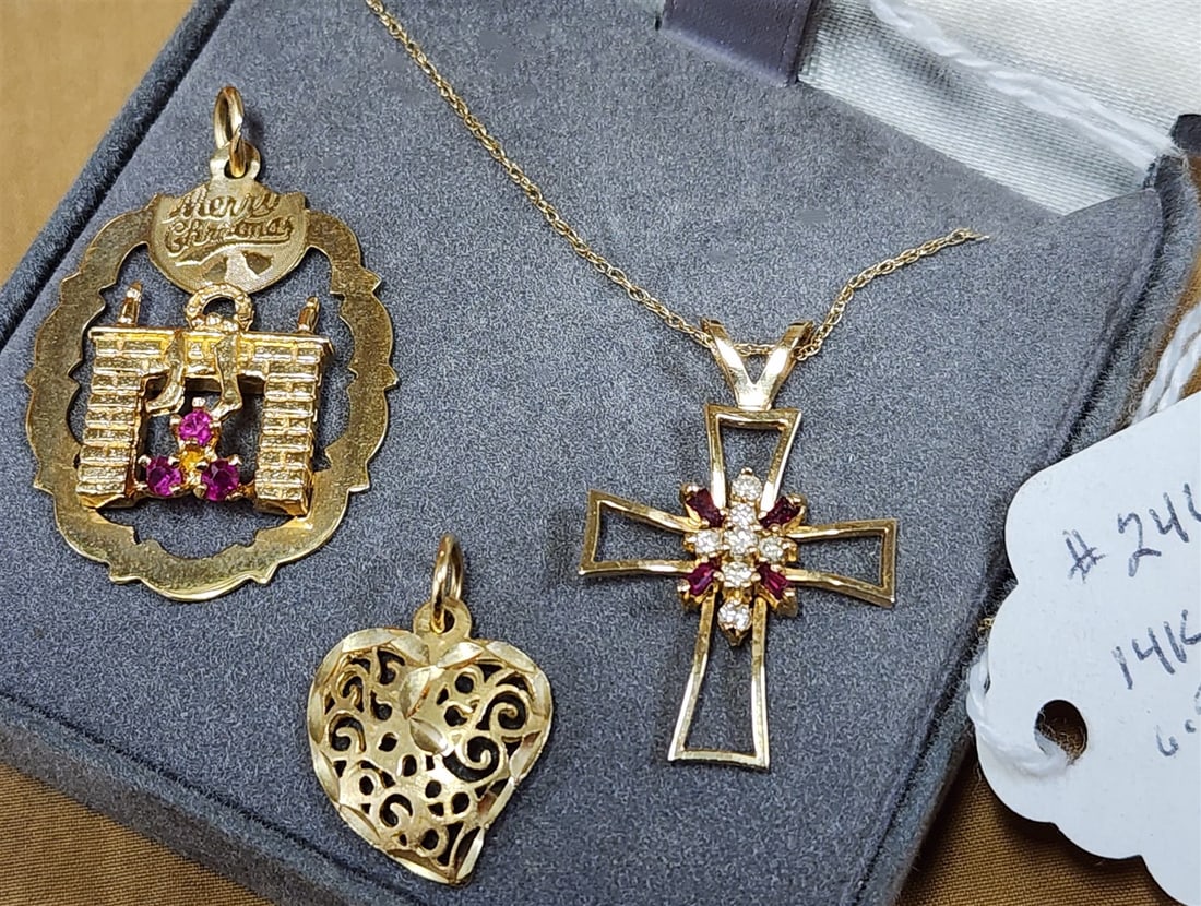 Lot 14K Necklace W/ Cross Pendant,Merry Christmas Pendant And Heart Pendant 4.8 Ozt: Lot 14K Necklace W/ Cross Pendant,Merry Christmas Pendant And Heart Pendant 4.8 Ozt