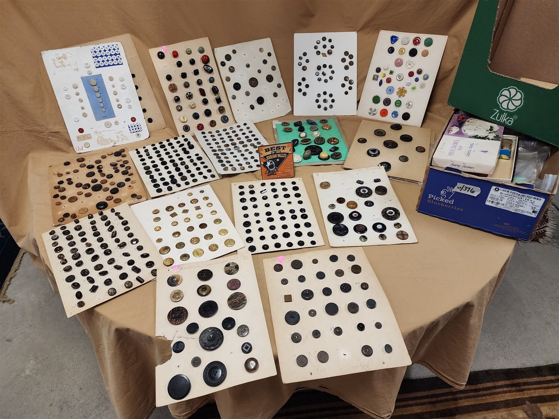 Lot 2 Bxs Vintage Buttons (1 of 8)