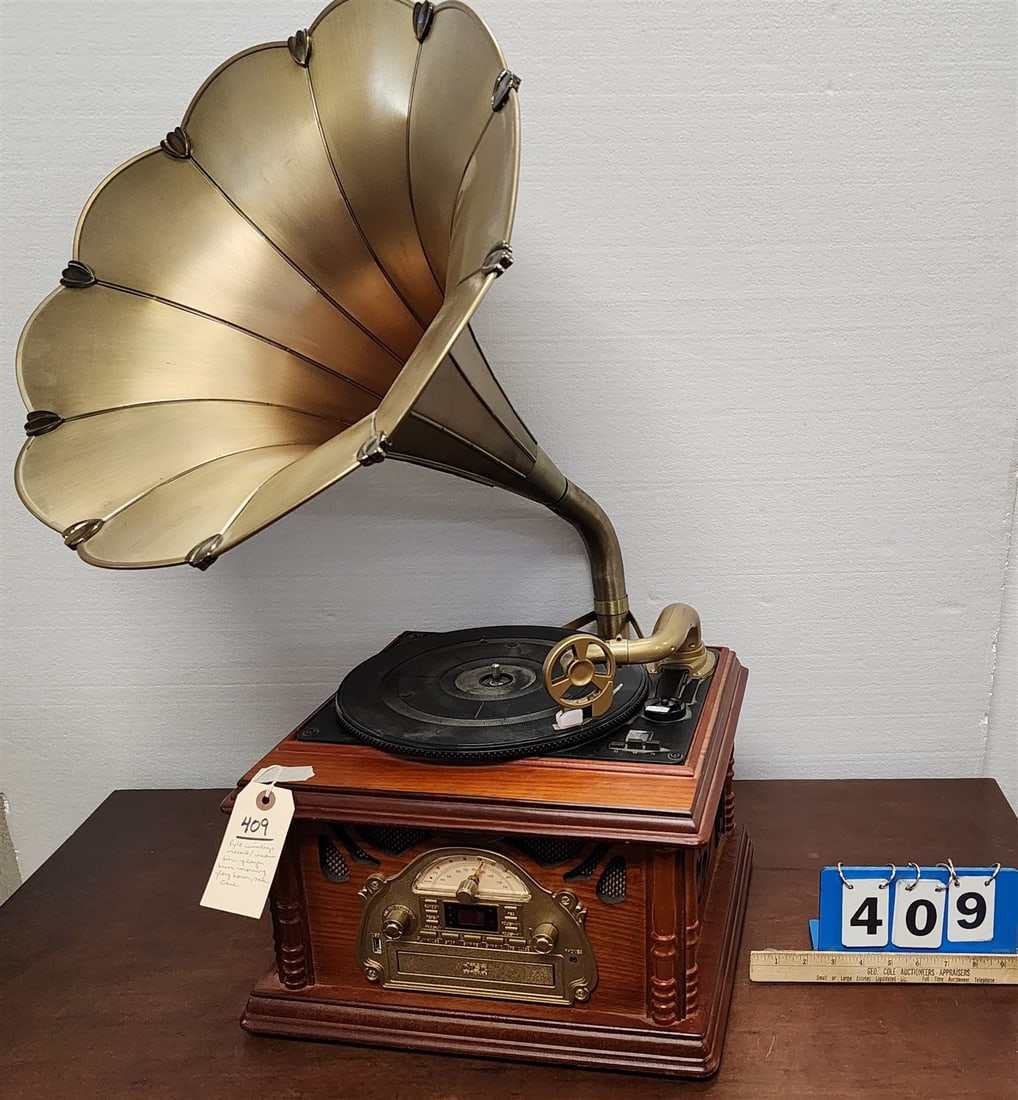 Pyle Vintage Brass Morning Glory Horn Record Player/Radio/Disc Player In An Oak Case (1 of 3)
