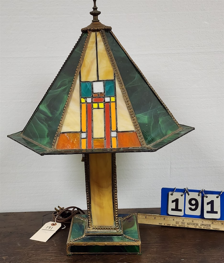 Arts And Crafts Style Leaded Glass Table Lamp: Arts And Crafts Style Leaded Glass Table Lamp