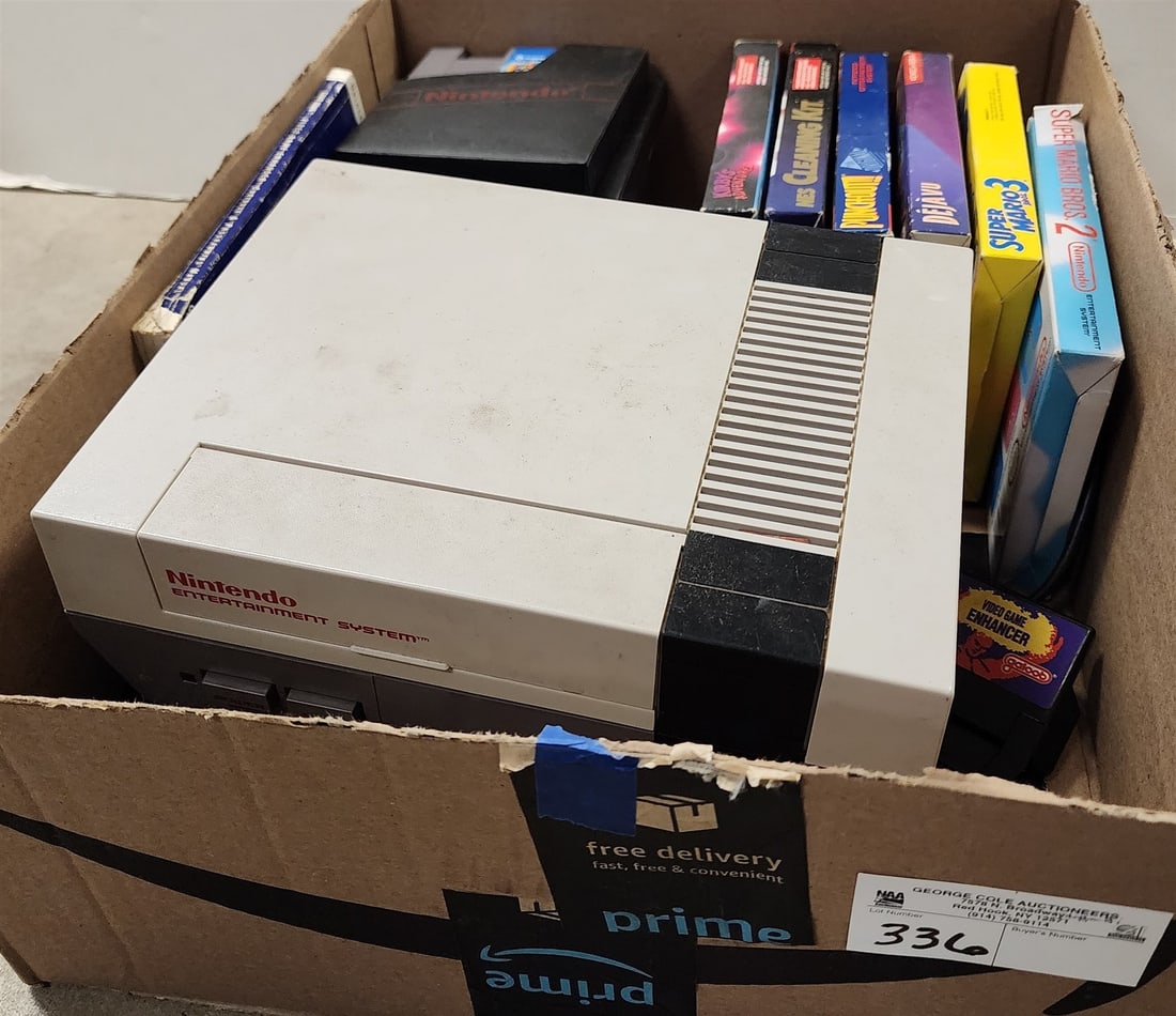 Nintendo Entertainment System Model NES-001 1985 W/ Zapper, 2 Controllers W/ 21 Discs + Accessories (1 of 5)