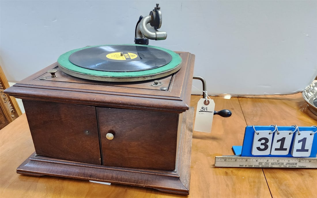 Victor Table Model Victrola: Victor Table Model Victrola
