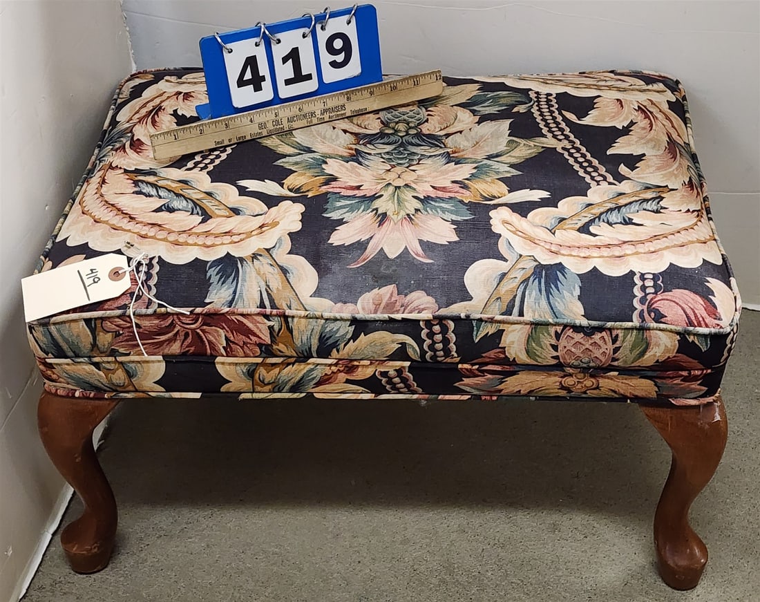QA Style Ottoman 15"H X 24"W X 18 1/2"D: QA Style Ottoman 15"H X 24"W X 18 1/2"D