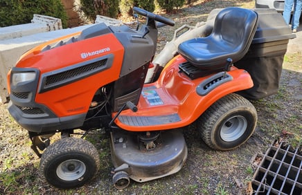 Husquarna Yth 22V42 Lawn Tractor w/grass catcher