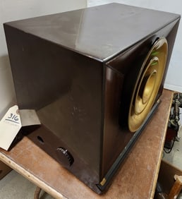 RCA Victor Bakelite Vintage Radio 9 3/4"H X 12 1/2"W X 8 1/4"D