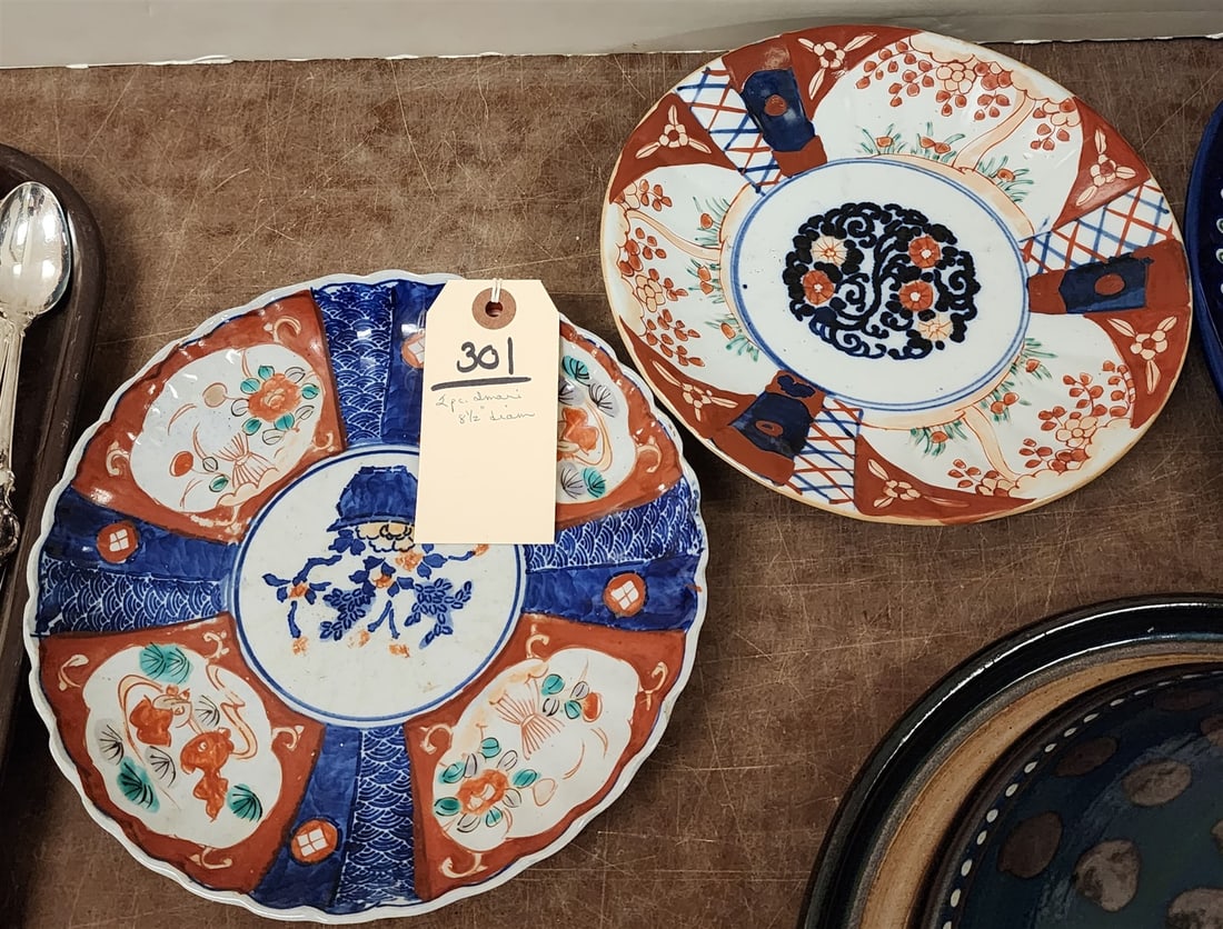 2 Imari Plates 8 1/2": 2 Imari Plates 8 1/2"
